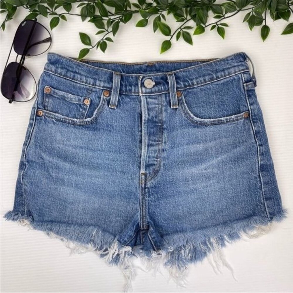 Levi's 501 High waisted raw hem denim Shorts size 27